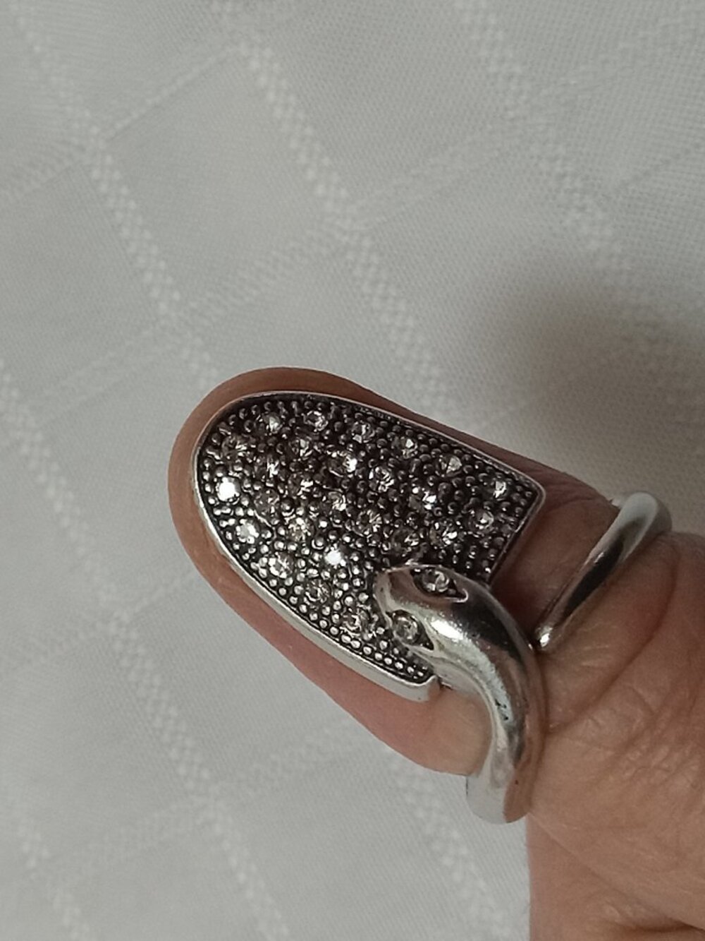 4 thumb nail rings in a silver color - different sizes